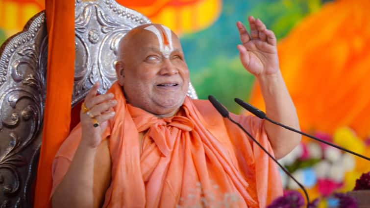 General Upendra Dwivedi visited Rambhadracharya in Chitrakoot jagadguru asked pok in dakshina army chief after operation sindoor