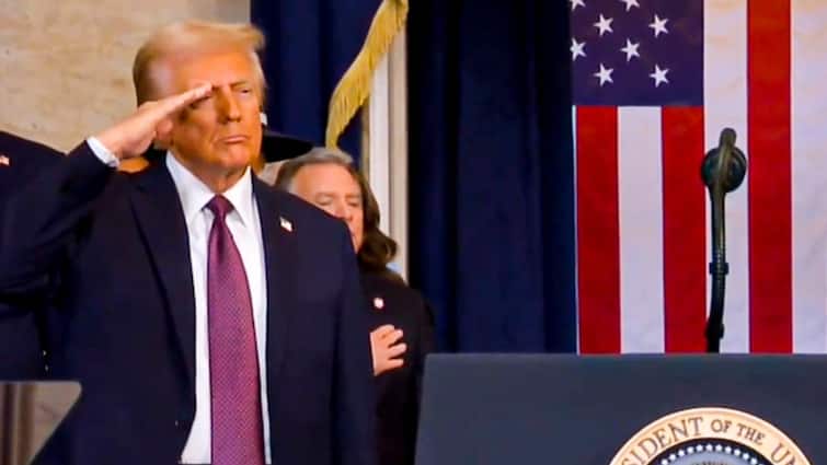 us president Donald Trump asked Apple CEO Tim Cook not Building In India iphone | महंगा हो जाएगा आईफोन? डोनाल्ड ट्रंप ने टिम कुक से कहा
