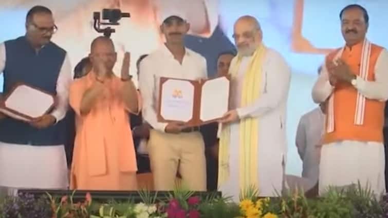 amit-shah-calls-keshav-maurya-friend-raises-bjp-up-politics-buzz | मंच पर थे योगी तभी अमित शाह ने यूपी के किस खास नेता को कहा