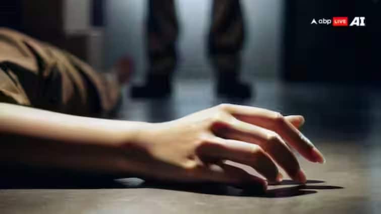West Bengal News Burari like incident in Kolkata Kasba Husband wife and child found hanging from a noose