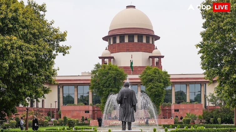 ‘आप कुत्तों को अपने घर पर खाना खिलाइए, कोई मना नहीं करेगा’, डॉग फीडिंग पॉइंट बनाने की मांग कर रही महिला से सुप्रीम कोर्ट ने कहा
