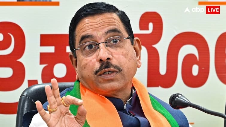 कर्नाटक में सियासी घमासान तेज, भाजपा पर लगे ये आरोप तो भड़के प्रह्लाद जोशी, बोले- ‘कांग्रेस में ही चल रही खरीद-फरोख्त’