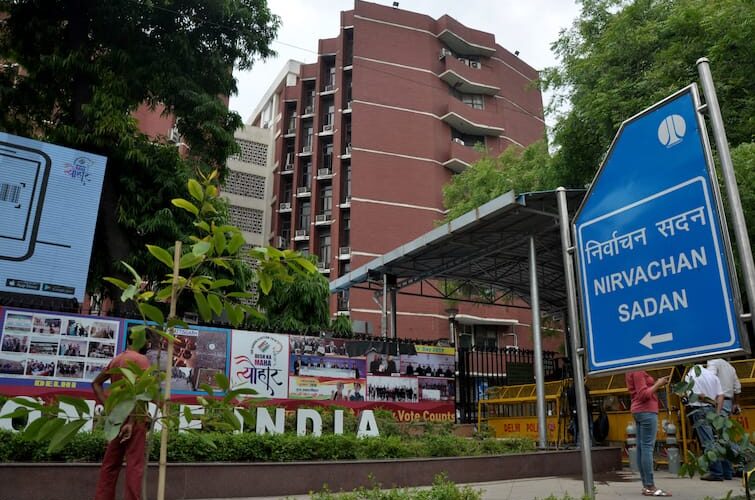 बिहार में कटने वाले हैं 35 लाख मतदाता के नाम, चुनाव आयोग बोला- ‘आधार सिर्फ एक पहचान’