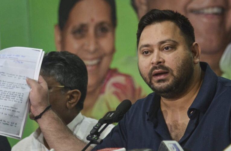 बिहार चुनाव: EPIC नंबर विवाद पर तेजस्वी यादव का जवाब, RJD ने क्यों लिया बांग्लादेश EC का नाम?
