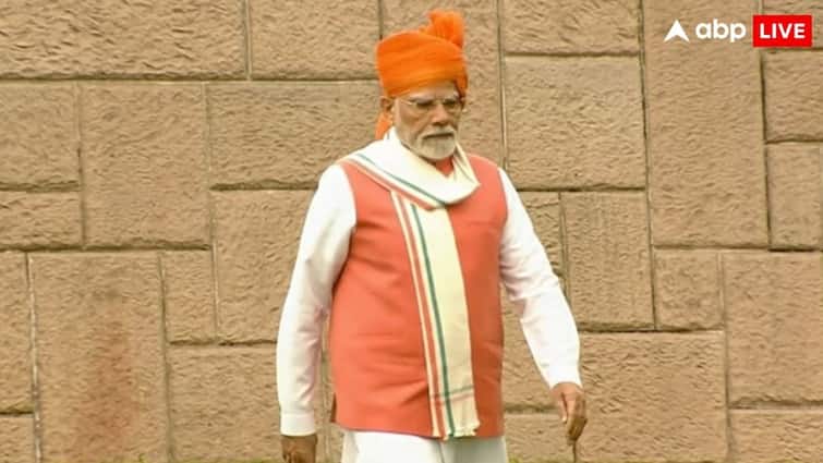 PM Modi Attire: इस बार भगवा साफा और व्हाइट कुर्ता पायजामा पहने नजर आए PM मोदी